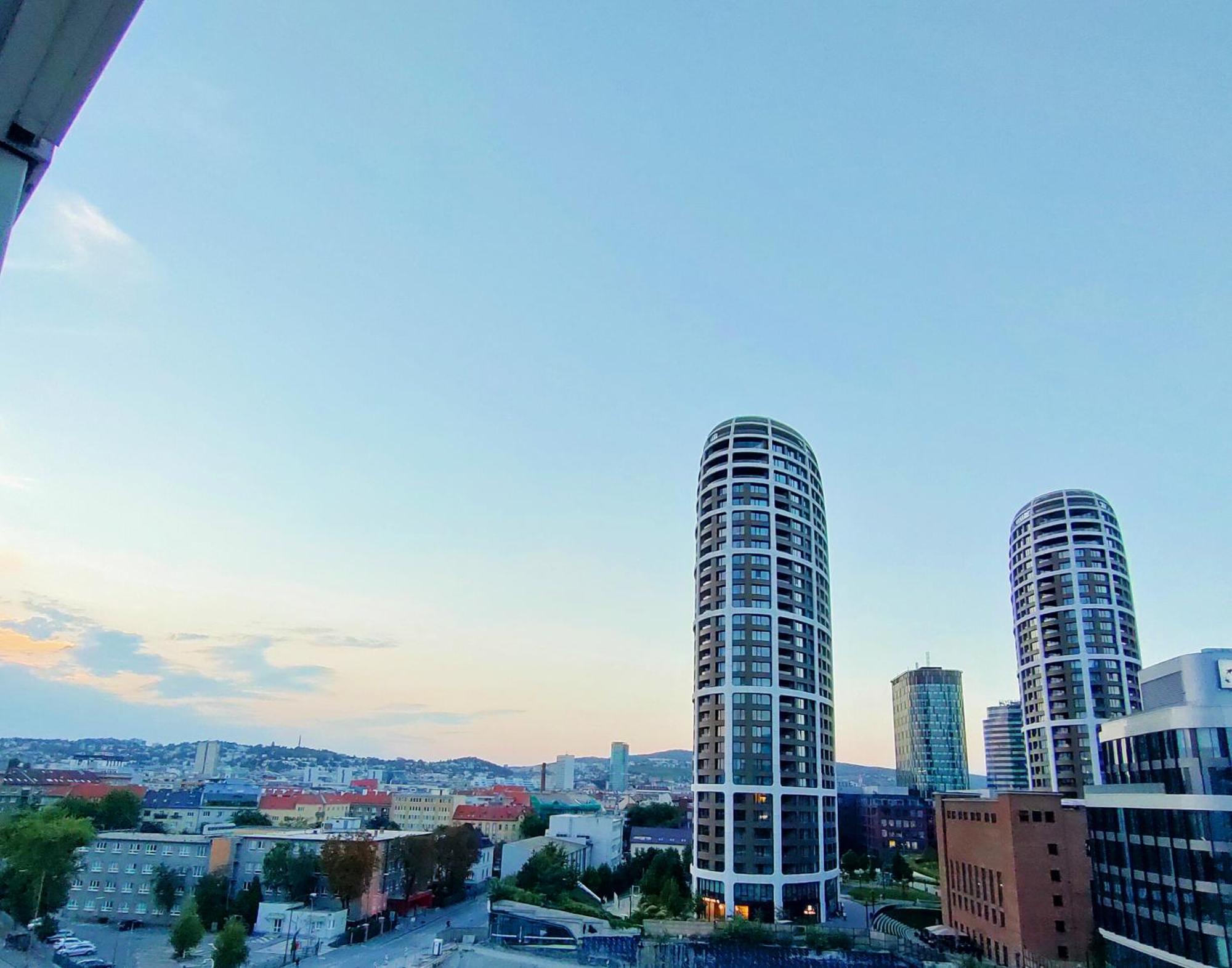 Sag Panorama City Free Parking บราติสลาวา ภายนอก รูปภาพ